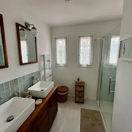 Maison Bord De Piscine Et Clim *